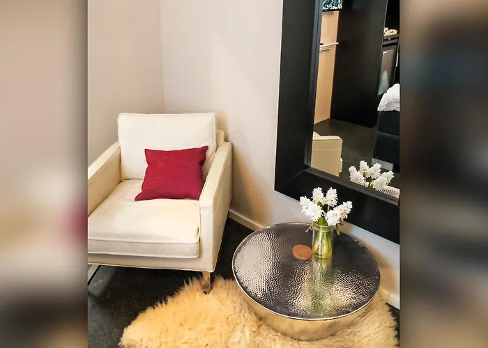 Comfort And Style In City Center With Ensuite Bathroom On Schaafenstrasse